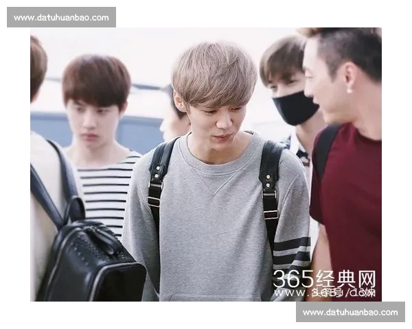 鹿晗的扭帽撩妹法则:小棒球帽的魅力密码 鹿晗的扭帽撩妹法则:小棒球帽的魅力密码